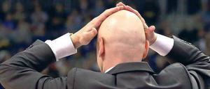 2012, ich kann dich nicht mehr sehen. Alba Berlins Trainer Sasa Obradovic wendet sich nach vier Niederlagen in den letzten vier Spielen des Jahres mit Grausen ab. 