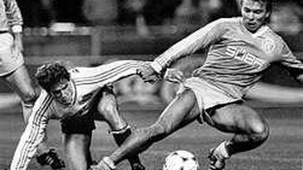 Weltmeister von '90: Karl-Heinz Riedle (l.) als Spieler von Blau-Weiß 90 Berlin im DFB-Pokal gegen den Zweitligisten Karlsruher SC im November 1986. Die Badener setzten sich in Berlin mit 2:1 Toren durch und erreichten die nächste Runde. Für Riedle ging's sportlich bergauf, für Blau-Weiß bergab.
