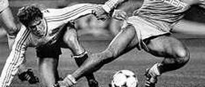 Weltmeister von '90: Karl-Heinz Riedle (l.) als Spieler von Blau-Weiß 90 Berlin im DFB-Pokal gegen den Zweitligisten Karlsruher SC im November 1986. Die Badener setzten sich in Berlin mit 2:1 Toren durch und erreichten die nächste Runde. Für Riedle ging's sportlich bergauf, für Blau-Weiß bergab.