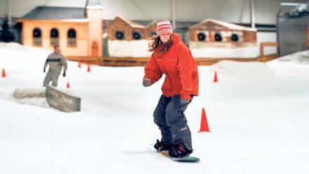 Abfahrt vom Senftenberg. 130 Meter lang ist die Piste in der Skihalle „Snowtropolis“, in der man auch bei Regen so tun kann, als wäre richtiger Winter. Sogar an der Kulisse wurde im Süden Brandenburgs nicht gespart. 