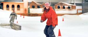 Abfahrt vom Senftenberg. 130 Meter lang ist die Piste in der Skihalle „Snowtropolis“, in der man auch bei Regen so tun kann, als wäre richtiger Winter. Sogar an der Kulisse wurde im Süden Brandenburgs nicht gespart. 