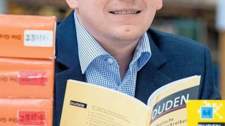 Der Schriftgelehrte. Christian Stang, Autor und Koautor von 30 Sprachbüchern. Foto: dpa