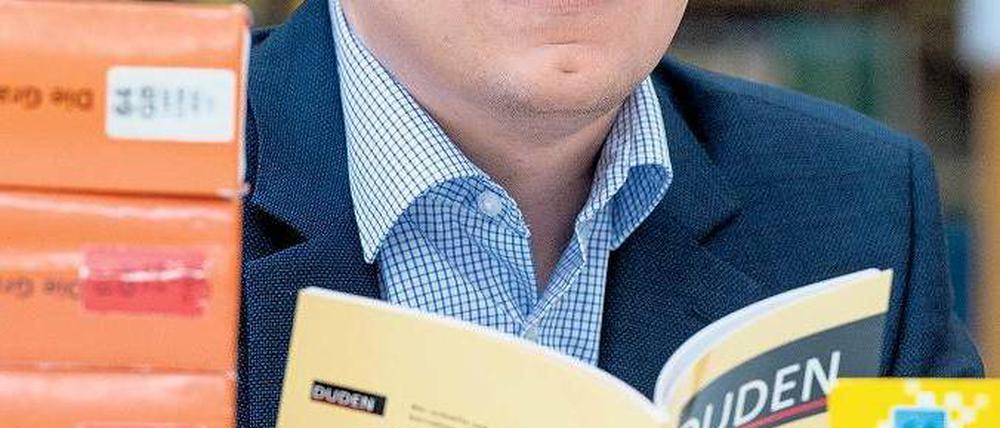 Der Schriftgelehrte. Christian Stang, Autor und Koautor von 30 Sprachbüchern. Foto: dpa