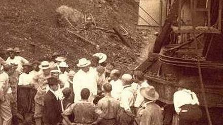 Theodore Roosevelt (Mitte) 1906 bei der Besichtigung der Baustelle des Panamakanals.