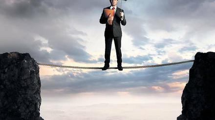 Ganz schön wackelig. Zu viel Arbeit, zu wenig Freizeit – aufgrund hoher Arbeitsbelastung nehmen sich viele fürs kommende Jahr vor, mehr Gleichgewicht in ihre Leben zu bringen. Foto: Fotolia