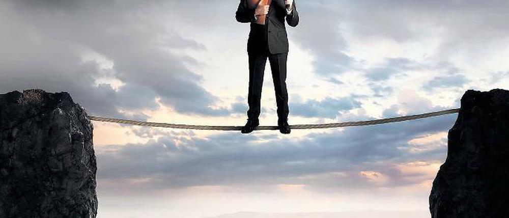 Ganz schön wackelig. Zu viel Arbeit, zu wenig Freizeit – aufgrund hoher Arbeitsbelastung nehmen sich viele fürs kommende Jahr vor, mehr Gleichgewicht in ihre Leben zu bringen. Foto: Fotolia