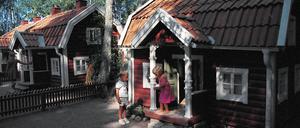 Im Kleinformat. Mittelhof, Nordhof und Südhof: In dem Freizeitpark „Astrid Lindgrens Värld“ in Småland können sich Besucher wie die „Kinder aus Bullerbü“ fühlen. 