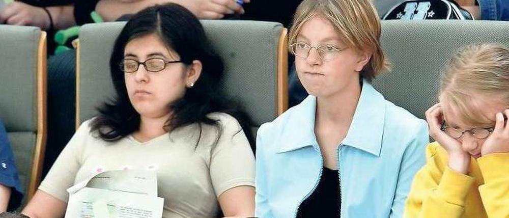 Langweilig. Jugendliche Zuschauer im Düsseldorfer Landtag lassen eine Debatte über die Ausbildungsplatzabgabe an sich vorüberziehen.