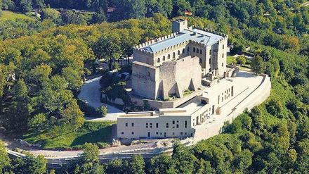 Deutscher Erinnerungsort. Das Hambacher Schloss mit dem neuen Eingangstrakt von Max Dudler im Vordergrund. 
