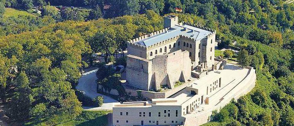 Deutscher Erinnerungsort. Das Hambacher Schloss mit dem neuen Eingangstrakt von Max Dudler im Vordergrund.