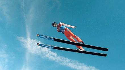Flach im Wind. Anders Jacobsen springt wie sein Landsmann Tom Hilde mit dem neuen Schuh, der mittels einer langen Schiene eine stabilere Haltung in der Luft ermöglicht. Foto: AFP