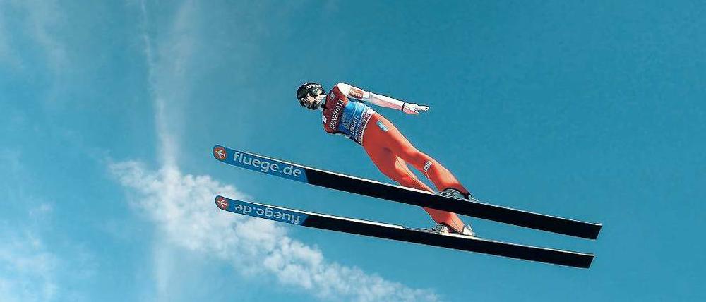 Flach im Wind. Anders Jacobsen springt wie sein Landsmann Tom Hilde mit dem neuen Schuh, der mittels einer langen Schiene eine stabilere Haltung in der Luft ermöglicht. Foto: AFP