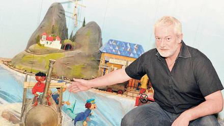 Noch zeitgemäß. Klaus Marschall kniet neben der Marionette Jim Knopf. Foto: dpa
