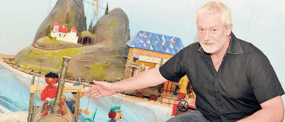 Noch zeitgemäß. Klaus Marschall kniet neben der Marionette Jim Knopf. Foto: dpa