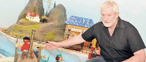 Noch zeitgemäß. Klaus Marschall kniet neben der Marionette Jim Knopf. Foto: dpa