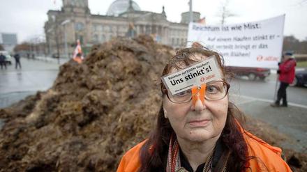 Mit einem Misthaufen vor dem Reichstagsgebäude in Berlin hat das globalisierungskritische Netzwerk Attac am Donnerstag mehr gesellschaftliche Umverteilung gefordert. Unter dem Motto "Reichtum ist wie Mist: Auf einem Haufen stinkt er - gut verteilt bringt er das Land zum Blühen" verlangten die Globalisierungskritiker bei der Aktion vor dem Sitz des Deutschen Bundestages mehr soziale Gerechtigkeit im Management der Eurokrise.
