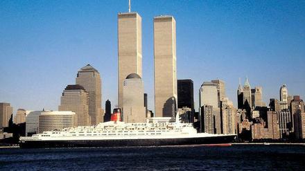 Die „QE 2“, der einstige Stolz Britanniens, hier 1998 beim Verlassen des New Yorker Hafens. Ein Bild, das es so nicht mehr geben wird. Die Zwillingstürme zerstört, das Schiff vermutlich zum Schrottwert verhökert. 