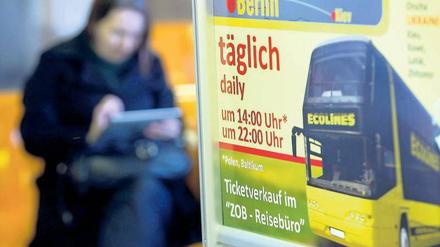 Warten auf bessere Zeiten. Rund 3,2 Millionen Fahrgäste steigen am ZOB jährlich in Fernlinienbusse ein oder aus. Jetzt können noch mehr hinzukommen. Foto: dapd