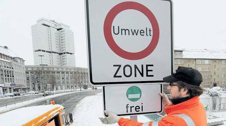 Grüne Welle. Innerhalb des Berliner S-Bahn-Rings besteht seit 2008 Plakettenpflicht. Und seit 2010 dürfen nur noch Autos mit grünem Aufkleber rein.