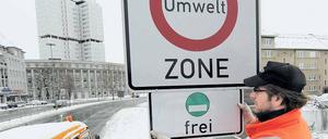 Grüne Welle. Innerhalb des Berliner S-Bahn-Rings besteht seit 2008 Plakettenpflicht. Und seit 2010 dürfen nur noch Autos mit grünem Aufkleber rein.