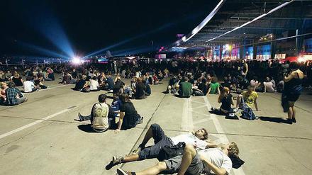 Aum Zeit zum Ausspannen. Auf dem Flughafen Tempelhof spielen 2013 die Ärzte und die Toten Hosen.