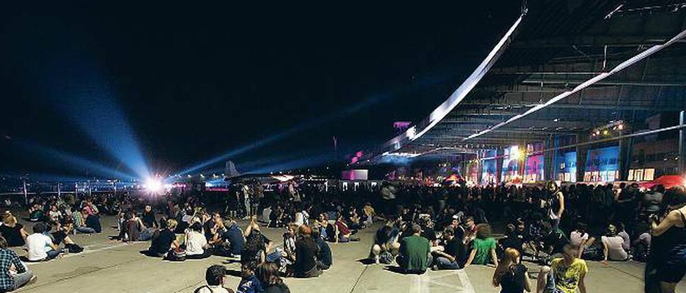 Aum Zeit zum Ausspannen. Auf dem Flughafen Tempelhof spielen 2013 die Ärzte und die Toten Hosen.