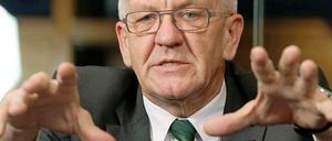 Baden-Württembergs Ministerpräsident Winfried Kretschmann (Grüne) spricht sich für eine neue Debatte über Alkoholexzesse aus.