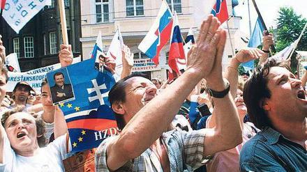 Abschied von einer Illusion. Vor dem Parlamentsgebäude in Bratislava feiern Slowaken 1992 den Unabhängigkeitsbeschluss.