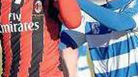 Eine Geste für die Dummen. Kevin-Prince Boateng vom AC Mailand bringt sein Missfallen zum Ausdruck. Foto: dpa