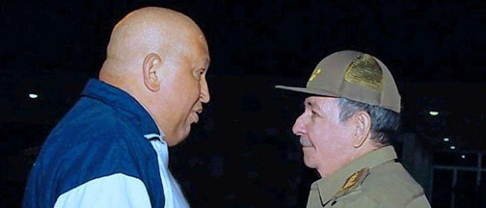 Hugo Chávez und Raul Castro (r.) 2011: Der Venezuelanische Präsident lässt sich schon länger wegen einer Krebserkrankung in Kuba behandeln.