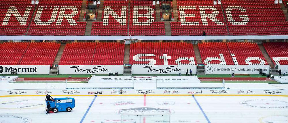 Die Vorbereitungen laufen. Eishockey im Fußballstadion von Nürnberg.