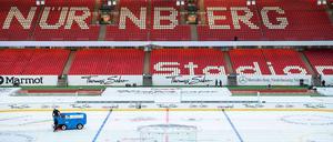 Die Vorbereitungen laufen. Eishockey im Fußballstadion von Nürnberg.
