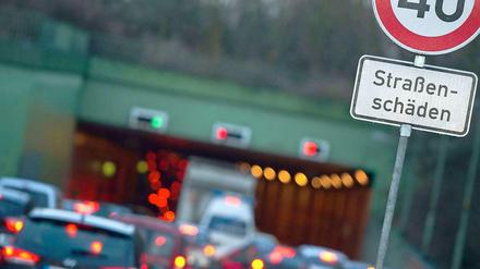 Willkommen in der Großstadt. Wer aus dem Norden kommt, wird seit Tagen am Ortskern Tegel ausgebremst. Tausende stehen im Stau; seit gestern wird der Belag repariert.