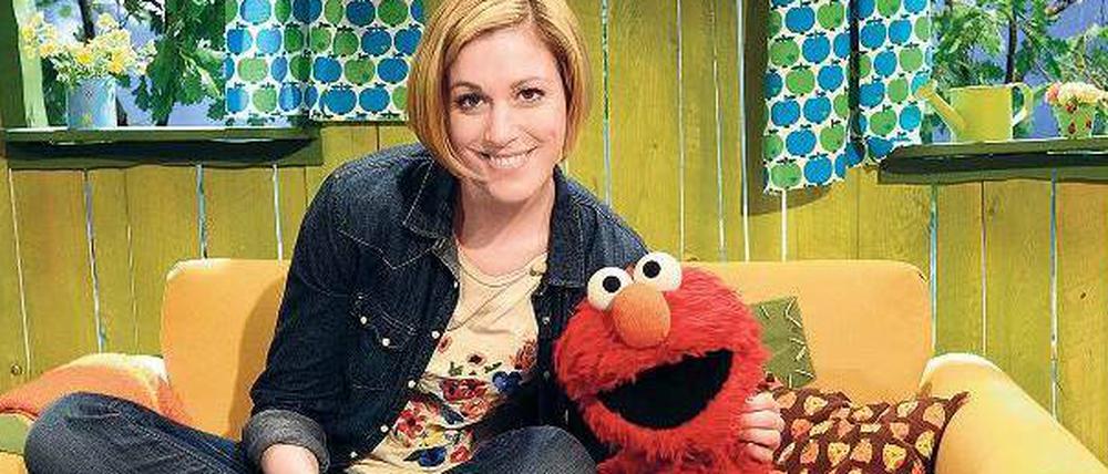 Anfangs hatten Eltern bemängelt, dass die „Sesamstraße“ wenig mit der Lebenswelt deutscher Kinder gemein hätte. Nun dürfen Elmo und Julia Stinshoff ran.