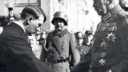 Am Tag von Potsdam, dem 21. März 1933, reicht Reichskanzler Adolf Hitler (links) Reichspräsident Paul von Hindenburg demütig die Hand. Foto: Arte