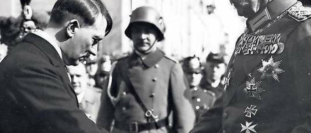 Am Tag von Potsdam, dem 21. März 1933, reicht Reichskanzler Adolf Hitler (links) Reichspräsident Paul von Hindenburg demütig die Hand. Foto: Arte