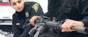 Polizisten in New Haven untersuchen ein Sturmgewehr. 