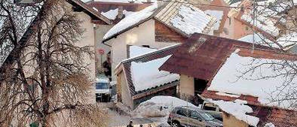 Tod in alpenländischer Idylle. Polizisten am Donnerstag in dem Dorf Daillon. Foto: Reuters
