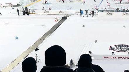 Nicht mittendrin, aber dabei. 50 000 Zuschauer feierten im Frankenstadion und verfolgten beiläufig auch ein Eishockeyspiel. Foto: dpa