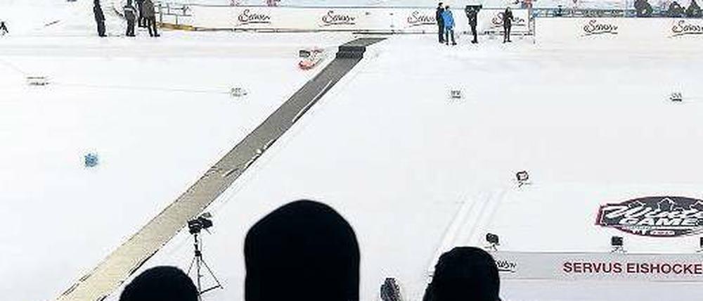 Nicht mittendrin, aber dabei. 50 000 Zuschauer feierten im Frankenstadion und verfolgten beiläufig auch ein Eishockeyspiel. Foto: dpa