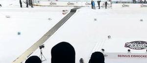 Nicht mittendrin, aber dabei. 50 000 Zuschauer feierten im Frankenstadion und verfolgten beiläufig auch ein Eishockeyspiel. Foto: dpa