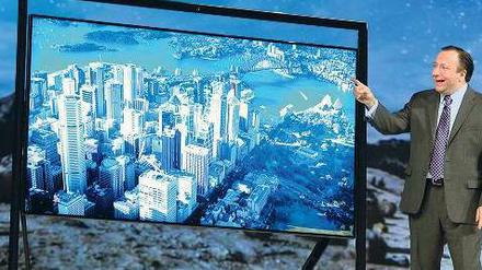 Großer Auftritt: Samsung-Manager Joe Stinziano präsentiert das neue Ultra-HDTV-Gerät mit einer Bildschirmdiagonale von 279 Zentimetern. 