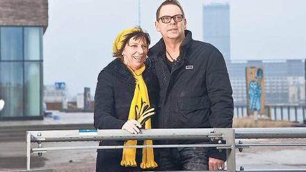 Mit Spreeblick. Saskia Pawlowicz (links) und Olaf Mamczek übernachteten im nhow-Hotel, spazierten am Ufer entlang und feierten bei der „Open Mic Night“ mit. 
