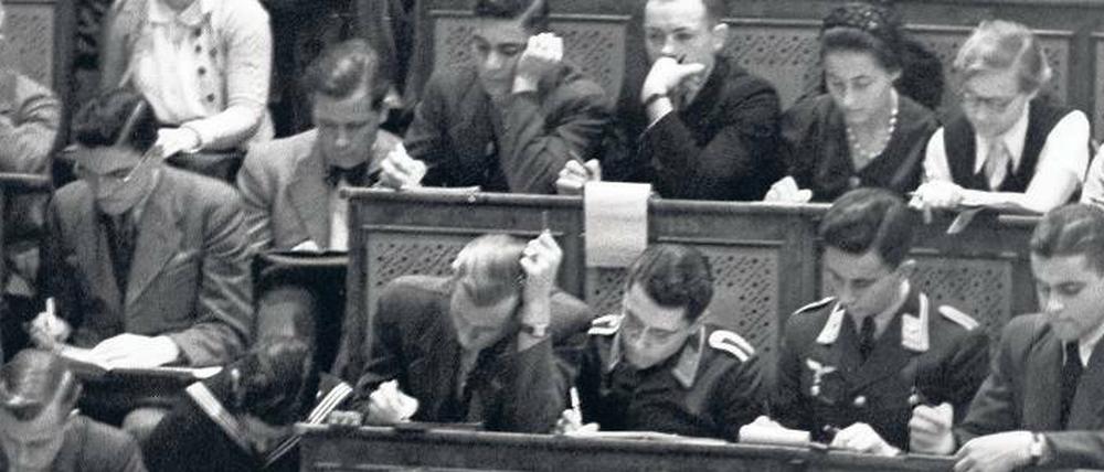 Hörsaal in Kriegszeiten. Ziel der Stiftung war es, die „rassisch wertvollen, besten Kräfte“ aus dem Ausland anzuziehen.