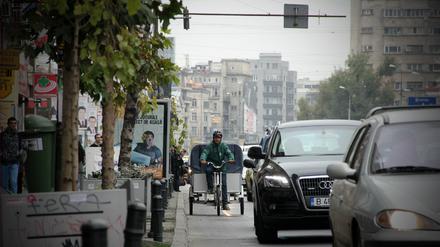 Allein durch den Verkehr. In Bukarest fahren mehr als eine Million Autos, obwohl eigentlich nur 20000 hineinpassen.