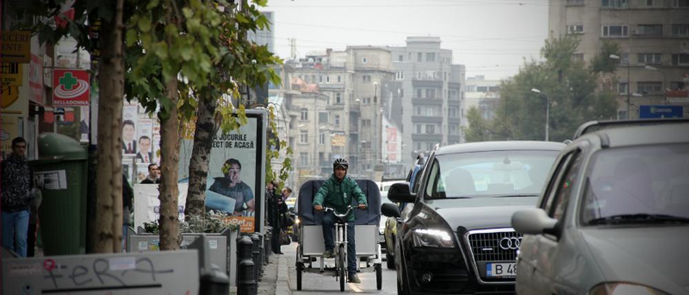 Allein durch den Verkehr. In Bukarest fahren mehr als eine Million Autos, obwohl eigentlich nur 20000 hineinpassen.