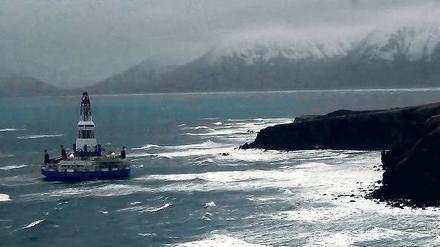In Seenot. Die Bohrinsel Kulluk des Shell-Konzerns ist auf Grund gelaufen. Fachleute sollen jetzt den Schaden untersuchen und eine Umweltverschmutzung verhindern. Bis zum Freitagabend soll kein Öl ausgetreten sein. 