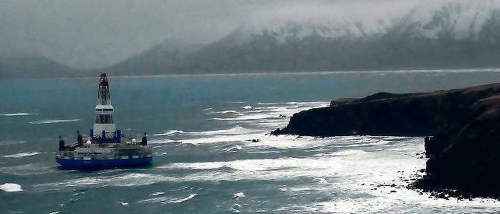 In Seenot. Die Bohrinsel Kulluk des Shell-Konzerns ist auf Grund gelaufen. Fachleute sollen jetzt den Schaden untersuchen und eine Umweltverschmutzung verhindern. Bis zum Freitagabend soll kein Öl ausgetreten sein.