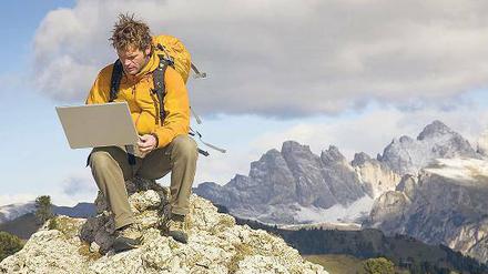 Auf dem Gipfel der Karriere nimmt manch einer den Laptop überall hin mit, um dienstliche Mails zu lesen. Urlaub geht anders.