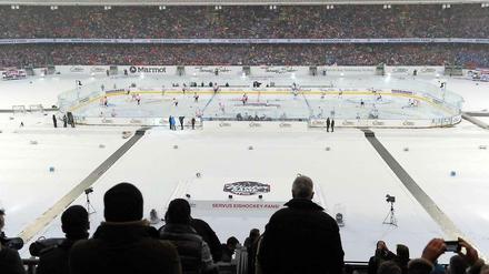 Da muss man den Puck erst einmal finden. 50.000 Fans versuchten es - trotz widriger Witterungsbedingungen.